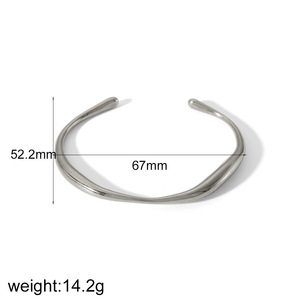 กำไลข้อมือเปิดสไตล์ยุโรปเรียบหรู ไทเทเนียมเคลือบทอง 18k ไม่ลอก ไม่ดำ ทำจากสแตนเลส เครื่องประดับสำหรับผู้หญิง - Product Image 5