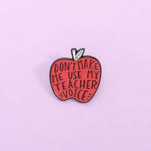 Pin de Esmalte con Frase Divertida 'No Hagas que Me Use <span class=keywords><strong>la</strong></span> Voz de Profesor', Broche de Solapa con Manzana Roja, Joyería de Regalo para Maestros y Amigos - Product Image 1