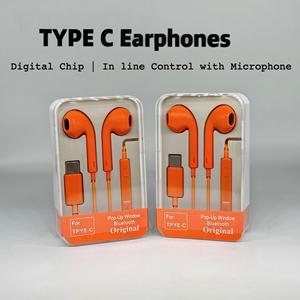 Écouteurs filaires Type-C orange intra-auriculaires avec microphone, commande intégrée et puce numérique pour usage quotidien - Product Image 1