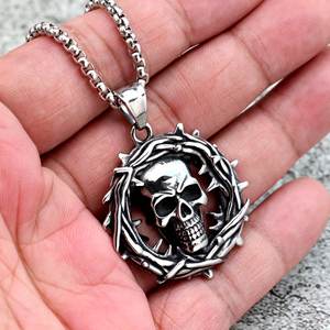 Colgante de calavera de acero inoxidable con corona de espinas, collar de estilo punk para hombre, joyería de moda, regalo para combinar con ropa - Product Image 1