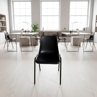 Chaise en plastique empilable moderne et durable avec pieds en métal, design écologique pour l'école, la formation, la maison, le bureau et les événements