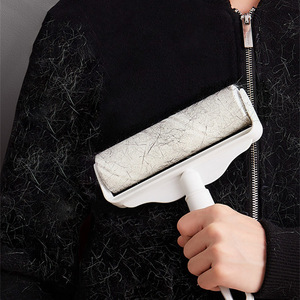 Rodillo quitapelusas con mango largo y adhesivo fuerte para limpiar el cabello, el polvo y la ropa del suelo - Product Image 2