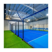 Système de terrain de padel intérieur modulaire avec clôture en verre, gazon bleu et structure métallique pour les centres d'entraînement