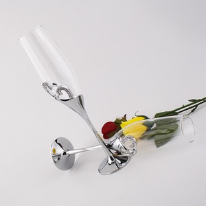 Venta al por mayor de copas de champán de fondo plano de marca perla y metal con forma de corazón romántico de boda - Product Image 3