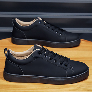 Nouvelles baskets blanches printanières - chaussures polyvalentes pour hommes pour toutes les occasions. Chaussures tendance pour le travail et les occasions décontractées. - Product Image 4