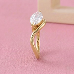 Anillo de compromiso solitario de oro con diamante talla marquesa, diseño moderno de cruzación de bandas, para joyería nupcial y regalos de lujo - Product Image 2