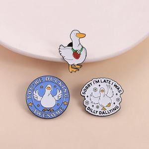 Broche en émail fille dessin animé mignonne et amusante Betty Tan Divino avec citation, accessoire badge métallique, vente chaude - Product Image 4