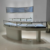 Vitrine à bijoux semi-circulaire avec éclairage LED, étagères à niveaux en acier inoxydable poli pour magasin de détail