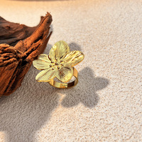 Collier, bague et boucles d'oreilles tendance en acier inoxydable plaqué or avec un grand pendentif en forme de fleur pour femmes