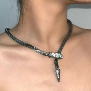 Collares de Joyería Punk Personalizados con Cadena de Clavícula de Serpiente Negra Exagerada y Cabeza de Serpiente Magnética - Product Image 5