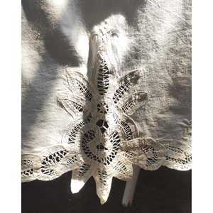 Mantel de Lino con Encaje Renacentista, 12 Servilletas Antiarrugas para Bodas, Banquetes, Salas de Estar y Comedores, Muestra Gratis para Hoteles - Product Image 2