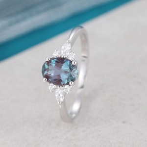 Anillo de Compromiso de Plata de Ley 925 con Baño de Rodio y Circonita Cúbica con Corte Ovalado de Alejandrita para Boda y Regalo - Product Image 5