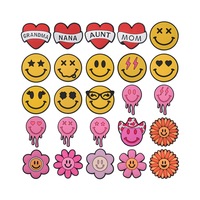 Ornements de chaussures en PVC en forme de lettres, cœurs, fleurs et papillons, assortiment rose, en caoutchouc souple, détachables, accessoires DIY, vente en gros