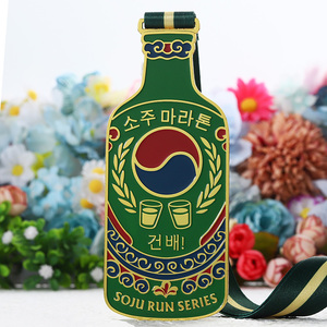 Medalla Personalizada de Aleación de Zinc Metálica con Esmalte Chapado en Oro con Forma de Botella de Soju, Medallas de Carrera de Maratón Completa de 42 km para Recuerdo - Product Image 3