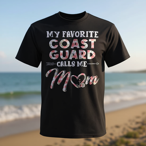 Mi camiseta floral favorita de la Guardia Costera con la inscripción «Me llama mamá» - Product Image 3