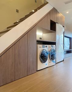 <span class=keywords><strong>Armoire</strong></span> sous escalier sur mesure avec espace intégré pour machine à laver, meuble de rangement moderne pour escalier intérieur, solution pour buanderie - Product Image 1