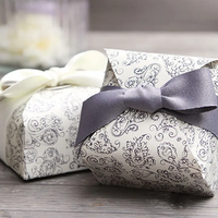 Boîte cadeau de mariage carrée rigide rose en gros avec laminage mat, gaufrage, motif floral, taille personnalisée, emballage artisanal pour biscuits et bonbons