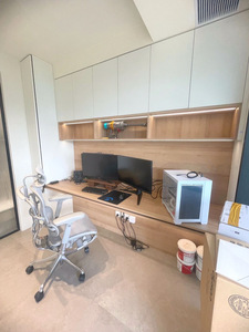 Escritorio Italiano Minimalista de Piso a Techo con Almacenamiento para Libros, Diseño de Cajón Oculto a Medida para Espacio de Trabajo Privado en Penthouse de Lujo - Product Image 3