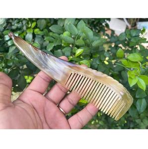 Peigne à cheveux en corne de buffle de qualité supérieure, peigne à dents larges fabriqué à la main, lisse et doux pour le cuir chevelu, adapté aux hommes et aux femmes, pour le coiffage des cheveux - Product Image 1