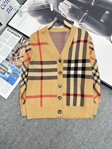 Cardigan Rayé Vintage pour Homme, Design Authentique Britannique, Tricot Nautique Rétro Années 90, Motif à Carreaux Classique, Bordure Brodée, Couleur Baie - Product Image 1