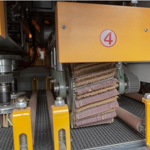 Machine à polir le bois entièrement automatique avec une largeur de travail de 1000 mm et un moteur de 9,5 kW pour la porte et le polissage - Product Image 6