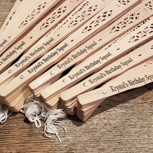Gravierte Personalisierte Handfächer aus Holz für Hochzeiten mit Namen - Product Image 5