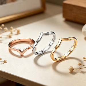 Anillo en V Minimalista Apilable para Mujer, Banda Delgada de Acero Inoxidable Pulido, Tres Tonos, Joyería de Nicho Europea y Americana, Venta al por Mayor - Product Image 2