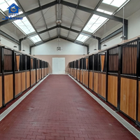 Box de manège de style européen JHorse avec porte coulissante, structure en acier galvanisé et remplissage en bois de bambou pour écurie équestre