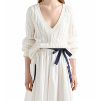 Pull en maille torsadée pour femme en mélange de coton, col en V, style classique, avec poignets côtelés, tricot texturé épais, vente en gros sur mesure