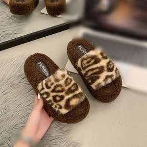 Chaussons plateforme tendance à imprimé léopard en fourrure pour l'extérieur - Product Image 1