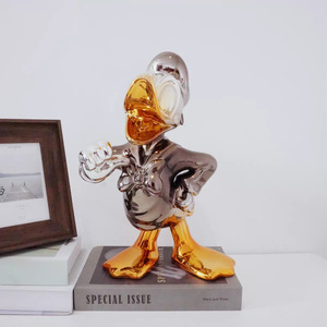 Statuetta Creativa di Paperino in Resina, Decorazione per Soggiorno e Camera da Letto, Finitura Galvanizzata, Oggetto da Collezione di Tendenza, Prodotto in Cina - Product Image 3