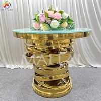 Table de mariage de luxe en verre rond sur base spirale en métal doré pour la décoration de banquets et d'événements