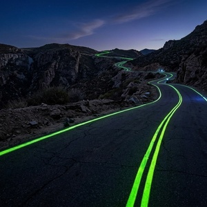 Tecnología de Fotoluminiscencia de Segunda Generación, Marcas Luminiscentes que Aparecen Blancas de Día y Brillan en Verde por la Noche, Pintura Termoplástica - Product Image 2