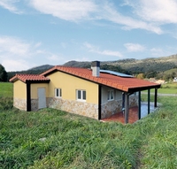 Maison préfabriquée moderne de style ferme et de campagne, barndominium, avec un toit