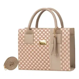 Sac à main beige grande capacité en cuir PU pour femme Fana Kady, avec deux poignées, motif géométrique, idéal pour la plage, et pendentif pompon - Product Image 3
