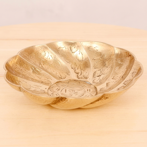 Assiette décorative en métal en forme de fleur, motif végétal gravé à la main, design traditionnel chinois - Product Image 1