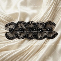 Applique en feuille d'argent 3D faite à la main avec perles de cristal enroulées de fil doré et strass pour robes de mariée et robes de soirée