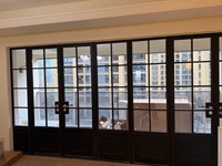 Puerta de Vidrio con Marco Estrecho de Aleación de Aluminio con Rotura de Puente Térmico BOCHARM, Diseño Gráfico Moderno con Rejilla Exterior y Aislamiento Térmico