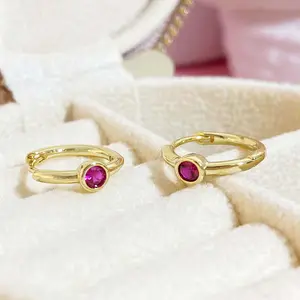 Foxi bijouterie por mayor 18K Pendientes chapados en oro rubí CZ venta al por mayor OEM ODM pendientes de aro personalizados para las mujeres