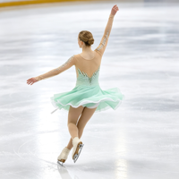 Robe de patinage vert menthe à col rond, manches longues en maille nude, ornée de feuilles en strass, pour enfants et adultes, compétition et performance