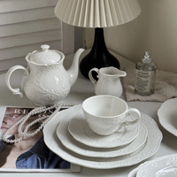 Ensemble de vaisselle en céramique de style vintage européen avec motif floral en relief, vaisselle en céramique blanche pour mariage