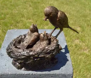 Sculpture de jardin en Bronze Figurine décorative oiseau mignon avec bébé oiseaux et sculpture de nid artisanat en métal décor à la maison et jardin - Product Image 1