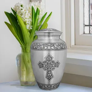 Urnes décoratives faites à la main en métal en aluminium de qualité supérieure pour garder les cendres humaines disponibles pour l'exportation - Product Image 4