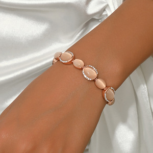 Bracciale a catena con pietra ovale a occhio di gatto, placcato oro 14K, gioiello delicato da polso, accessorio elegante e raffinato, regalo per donna. - Product Image 2