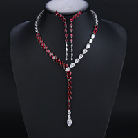 Parure Collier et Boucles d'Oreilles Style Classique de Luxe, Ornée de Zircons, en Laiton Plaqué Or, avec un Design Raffiné et Élégant