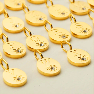 Amuleto con Letra en Forma de Estrella |   Colgante Ovalado con Inicial del Alfabeto en Acero Inoxidable Chapado en Oro PVD de 18K |   Impermeable, Hipoalergénico y Duradero - Product Image 3