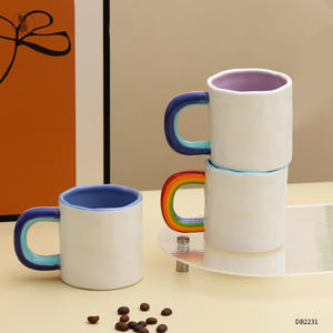 Taza de cerámica hecha a medida con asa de arcoíris, taza de café esculpida a mano para regalo. - Product Image 1