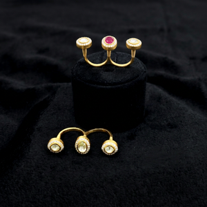 แหวนนิ้วมือแบบ Kundan ชุบทองเหลืองประดับด้วยหินสามเม็ด เครื่องประดับสำหรับผู้หญิงสำหรับงานปาร์ตี้ งานแต่งงาน ของขวัญ สไตล์หรูหรา - Product Image 1