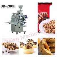Biscuits remplis de crème au chocolat faisant la machine Machine à mochi à double remplissage Biscuits à trois trémies Machine à incruster et à former