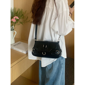 กระเป๋าสะพายไหล่สไตล์มอเตอร์ไซค์สำหรับผู้หญิง หนังลายสีดำ หัวเข็มขัดแม่เหล็ก กระเป๋าสะพายข้าง ใช้ได้ทุกวัน - Product Image 4